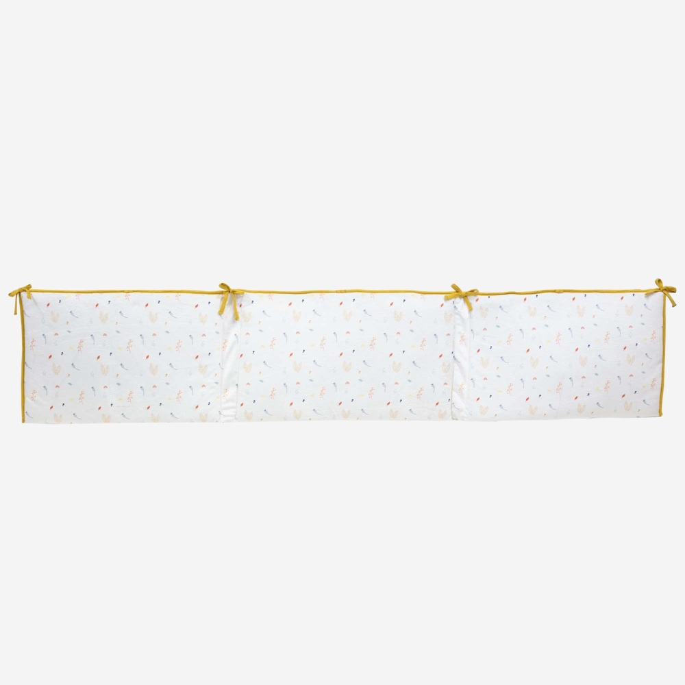 Reversible bed bumper with woodland patterns Reversible bed bumper with woodland patterns