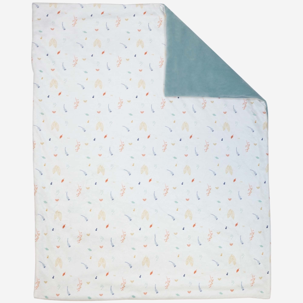 Couverture dépliée du coté motifs boisés de plusieurs couleurs Couverture dépliée du coté motifs boisés de plusieurs couleurs