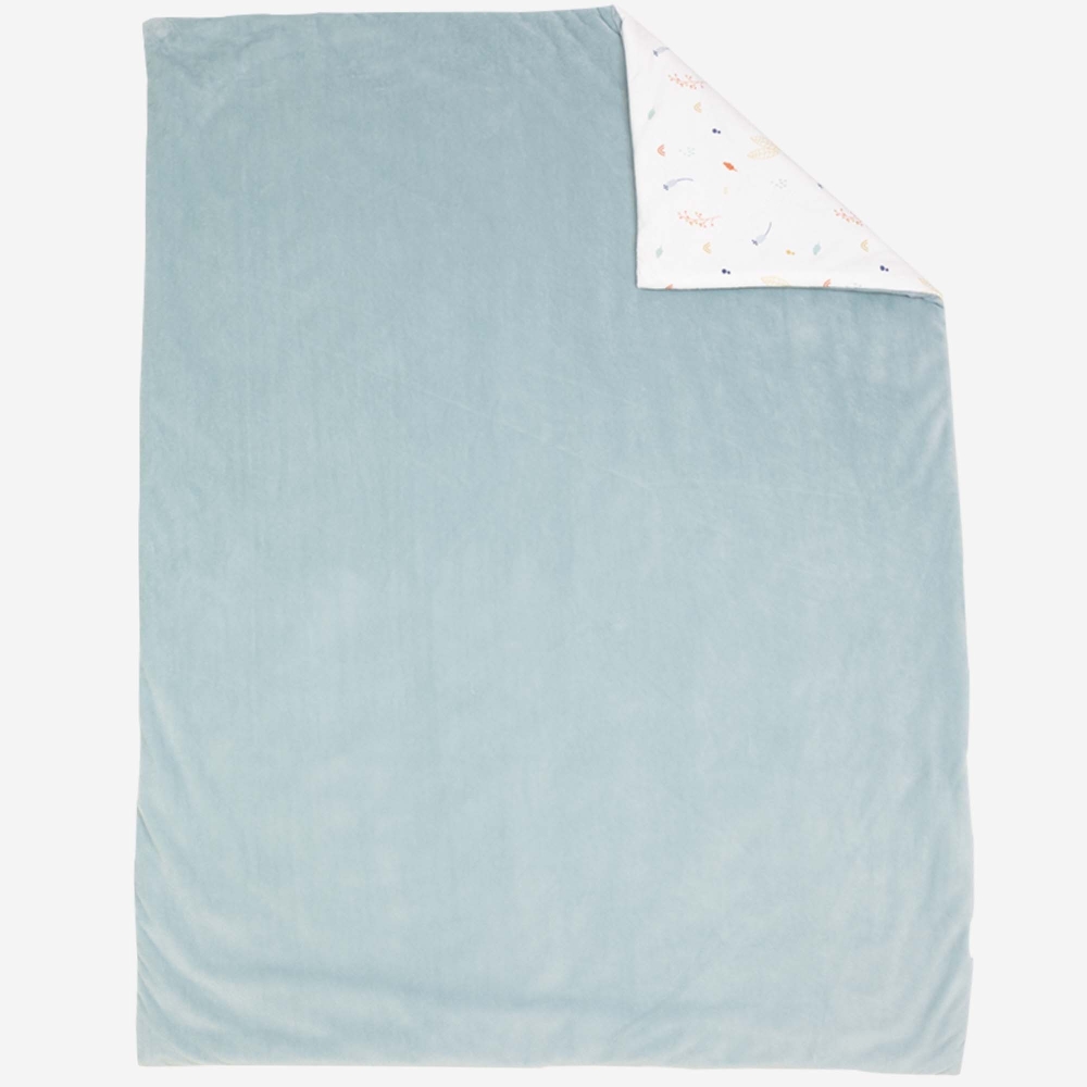 Couverture bébé vue à plat du coté velours vert sauge Couverture bébé vue à plat du coté velours vert sauge