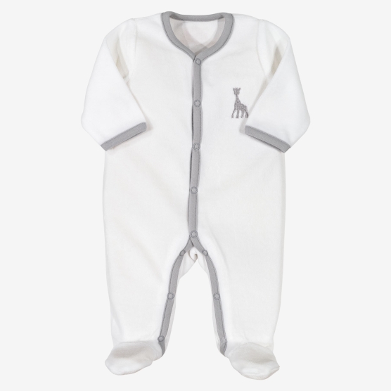 bébé en pyjama blanc