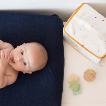 Bambino con beauty case nascondino nella foresta