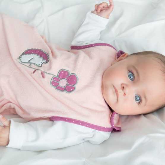 saco de dormir de verão para bebé menina rosa salmão e beringela com ouriço sobre fundo branco