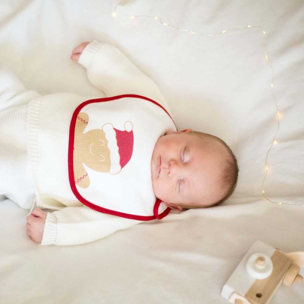 Bebé a dormir com babete de Natal