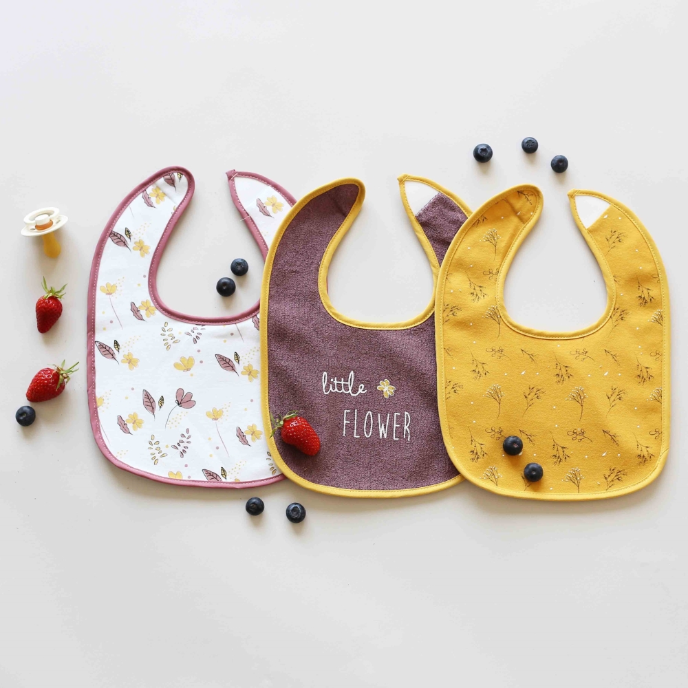 Mise en scène bavoir floral avec fruits d'été Mise en scène bavoir floral avec fruits d'été