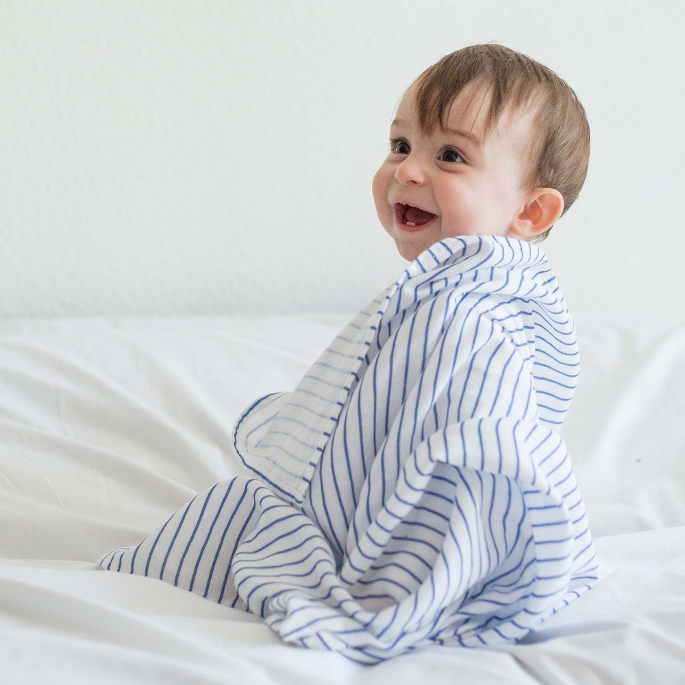Bébé enroulé dans son lange marinière Bébé enroulé dans son lange marinière