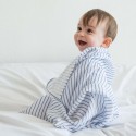 Bébé enroulé dans son lange marinière Bébé enroulé dans son lange marinière
