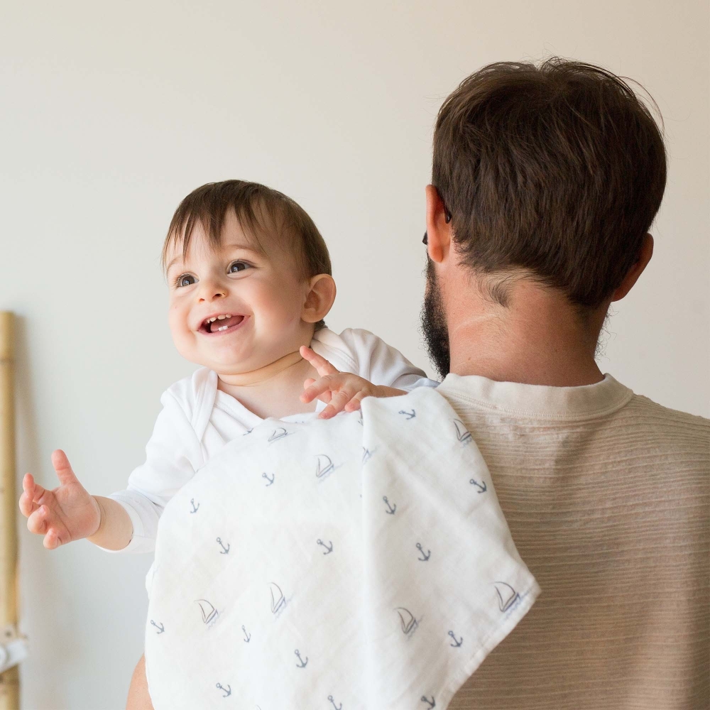Bébé qui s'amuse dans les bras de son papa Bébé qui s'amuse dans les bras de son papa
