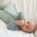 Bebé com pijama de animais bordados
