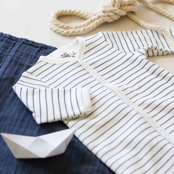 Schöner Baby-Schlafanzug Ringelshirt