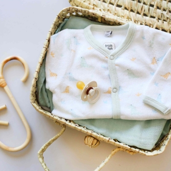 Puesta en escena pijama dinosaurio