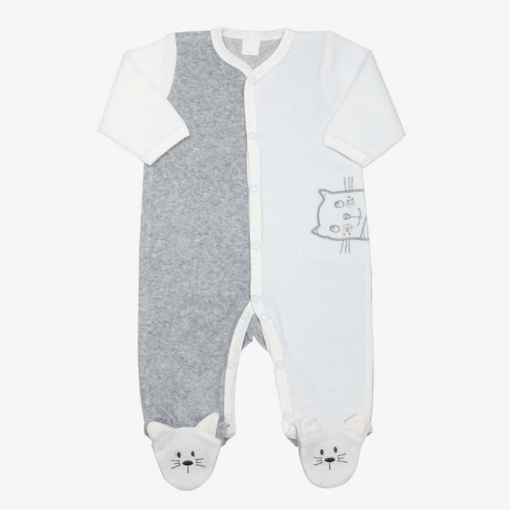 Pijama de bebé branco e cinzento com um gato bordado