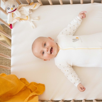 Bambino felice nel suo pigiama