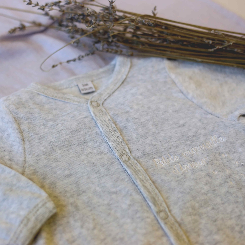 Pijama de bebé gris jaspeado