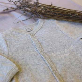 Grob melierter Baby-Pyjama