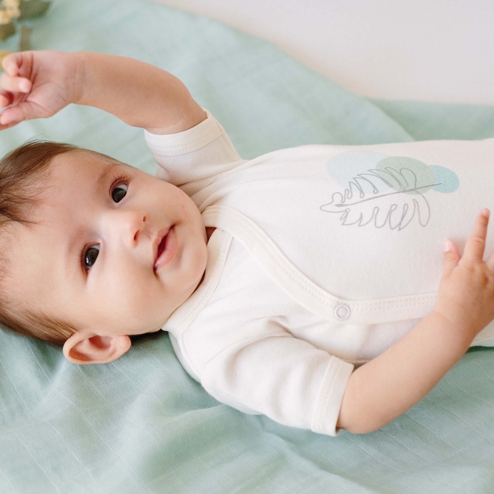 Bébé avec body manches courtes Bébé avec body manches courtes