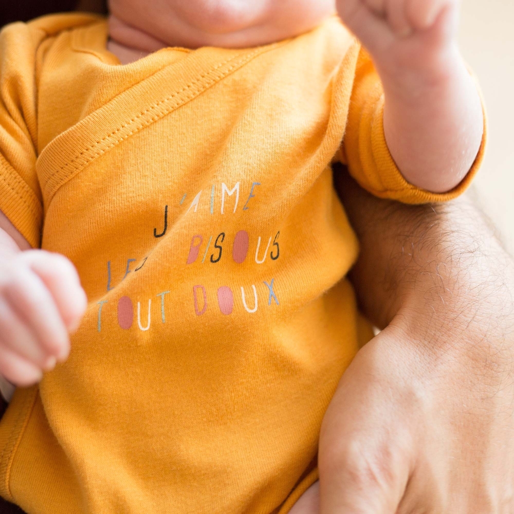 Bebé en brazos de su papá