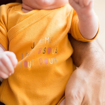Baby in de armen van zijn papa Baby in de armen van zijn papa