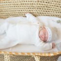 bebé vestido com camisola e calças de malha branca