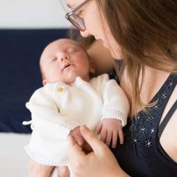 bébé en brassière blanche en point mousse avec sa maman