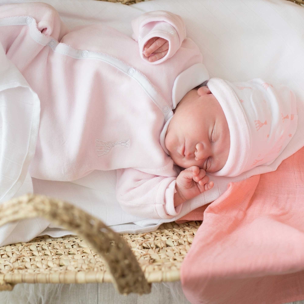 Bonnet naissance en velours blanc motif girafes roses - Sophie la