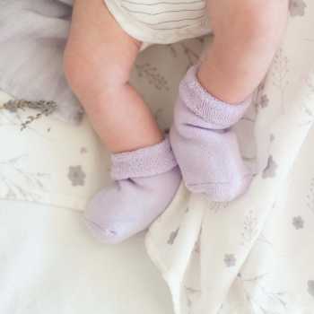 bebé com meias lilases