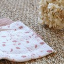 gants lavables posés au sol avec des fleurs déchées pour décorer gants lavables posés au sol avec des fleurs déchées pour décorer