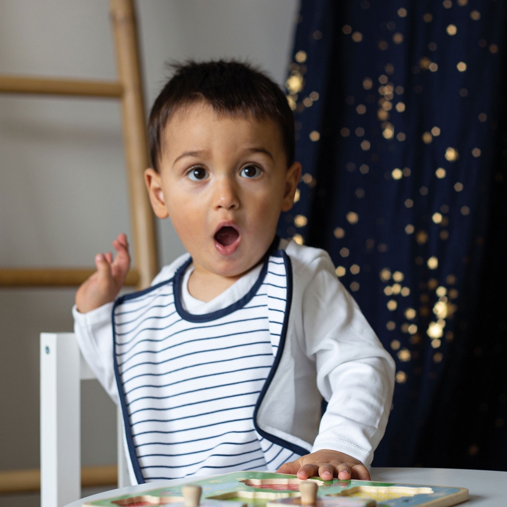 Bebé con su delantal maternal rayado