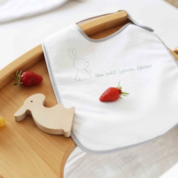 Bavoir milky baby sur chaise haute Bavoir milky baby sur chaise haute