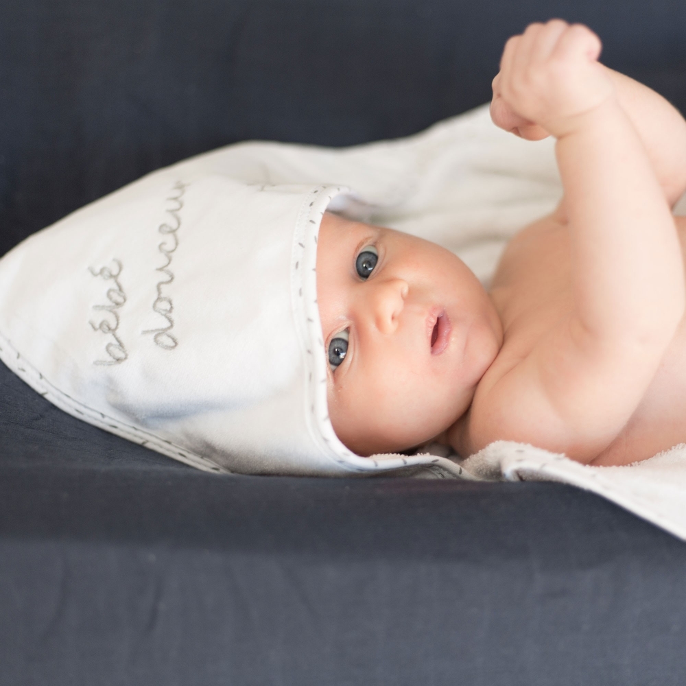 Baby auf Wickelauflage aus Baumwollgaze