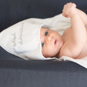 Baby auf Wickelauflage aus Baumwollgaze