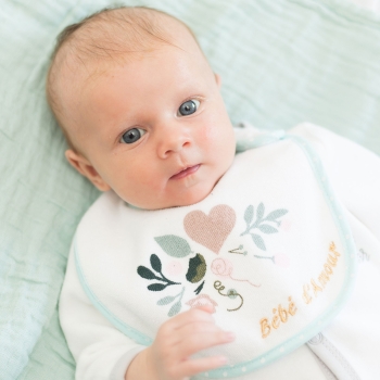 Niña con su babero bebé de amor