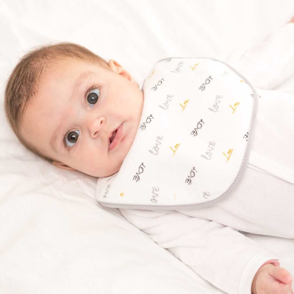 Bebé com o seu babete zen