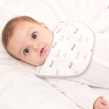 Bébé avec son bavoir zen Bébé avec son bavoir zen