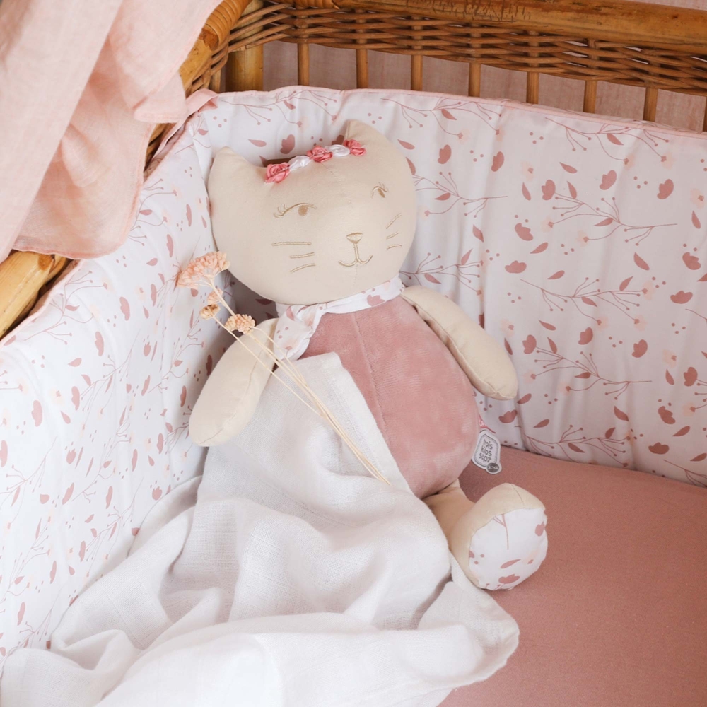 Musical plush Pink in baby's bed with flowers in paws