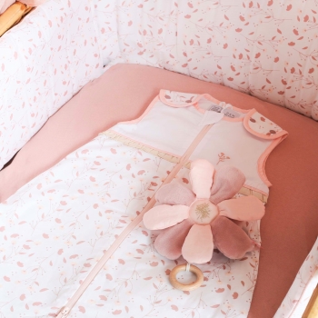 Peluche flor sobre el saco de dormir a juego