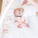 Baby op zijn mooie roze en witte speelkleed met de activiteitenbogen Baby op zijn mooie roze en witte speelkleed met de activiteitenbogen