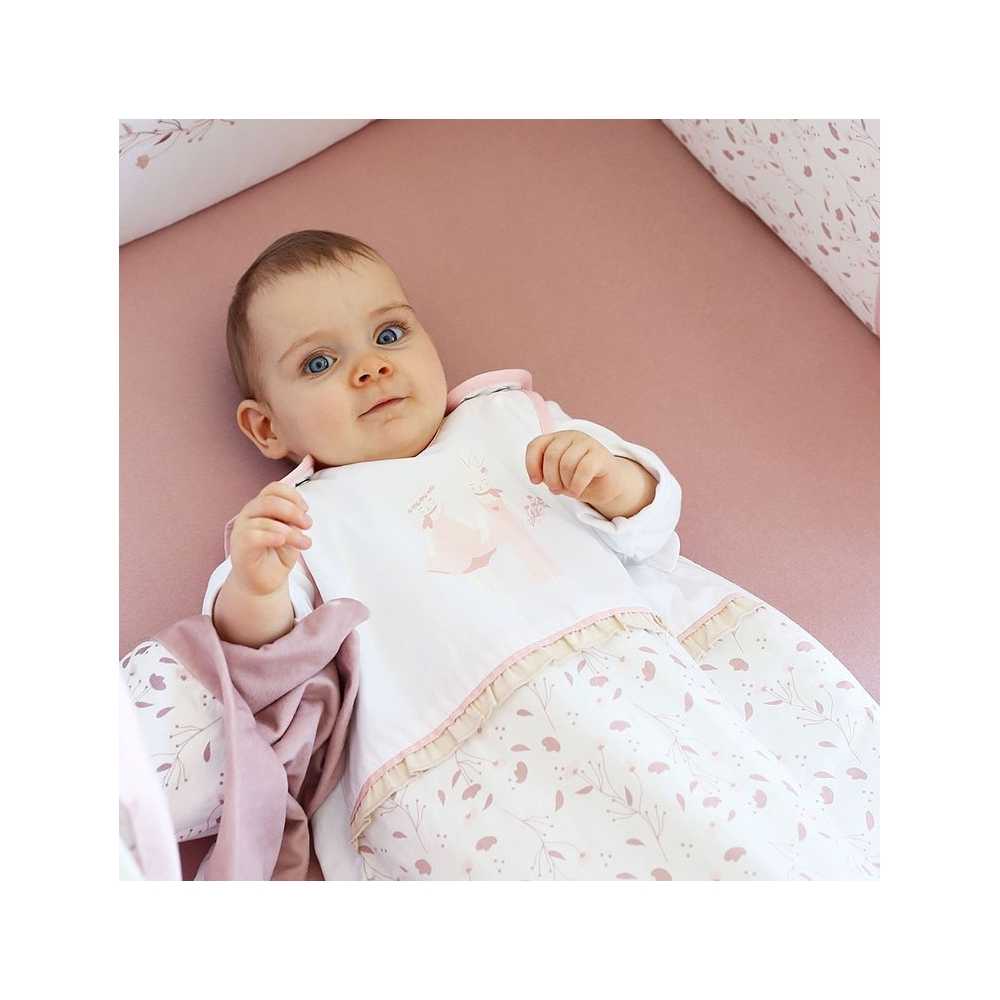 Bebé deitado com o seu saco de dormir 90 cm em fundo branco estampado Floral - Rose & Lili