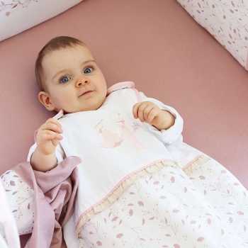 Bebé deitado com o seu saco de dormir 90 cm em fundo branco estampado Floral - Rose & Lili