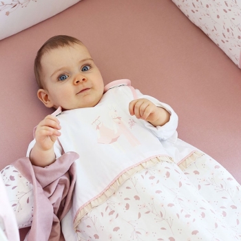 Baby liegend mit seinem 90 cm Schlafsack auf weißem Hintergrund mit Blumendruck - Rose & Lili