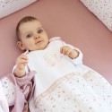 Bebé deitado com o seu saco de dormir 90 cm em fundo branco estampado Floral - Rose & Lili