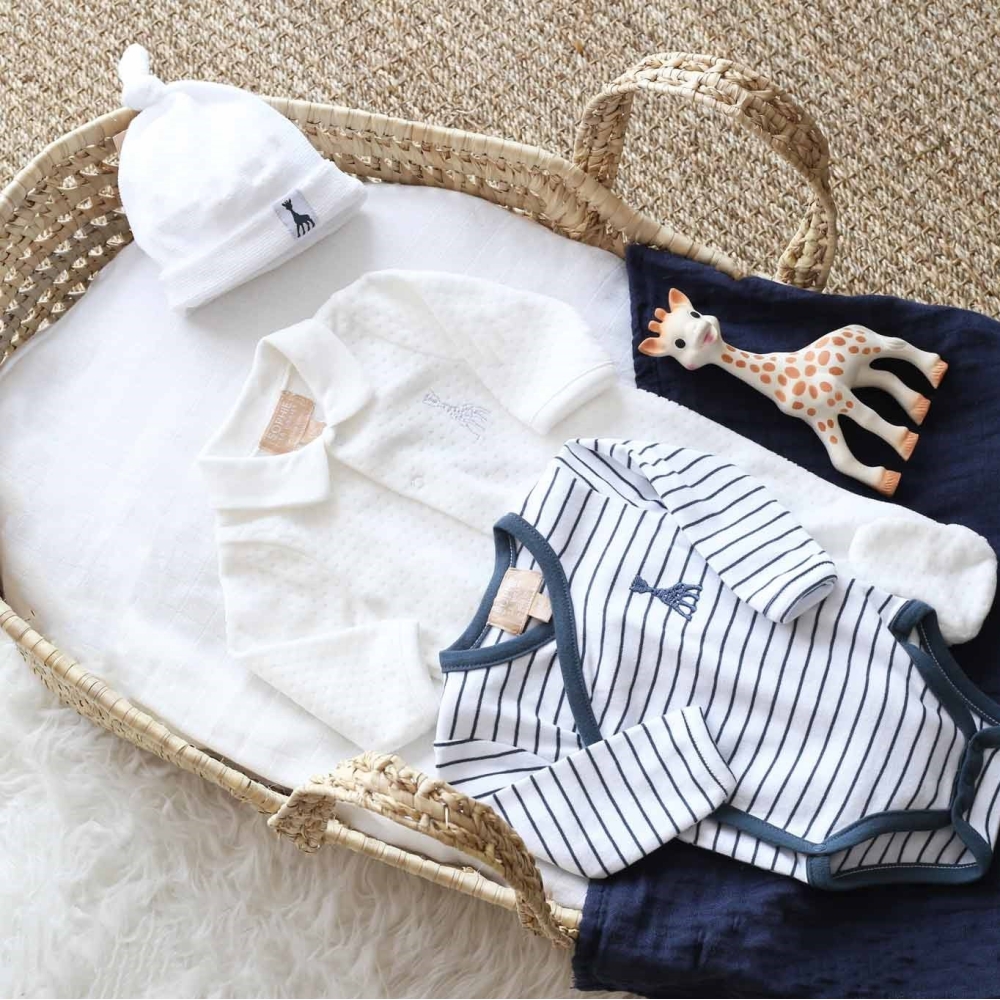 Lookbook mit der weißen und marineblauen Mütze Lookbook mit der weißen und marineblauen Mütze