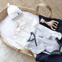 Lookbook avec le bonnet blanc et bleu marine Lookbook avec le bonnet blanc et bleu marine