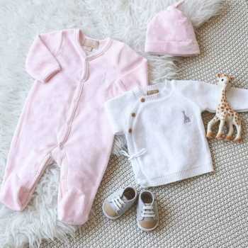 Pequeno outfit de bebé com o gorro rosa em veludo drop needle