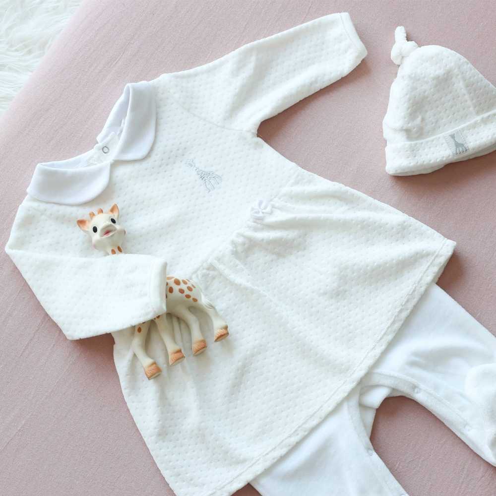 Pequeno look com o pijama vestido e o gorro a condizer