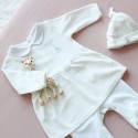 Pequeno look com o pijama vestido e o gorro a condizer