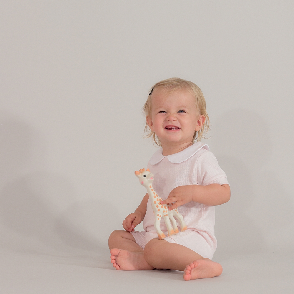 niña pequeña en pelele corto