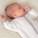 bebé en pijama blanco