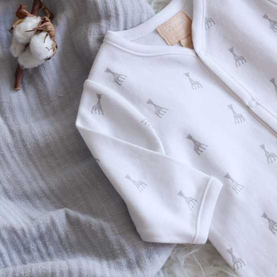 pijama recém-nascido branco com motivos sophie la girafe de frente