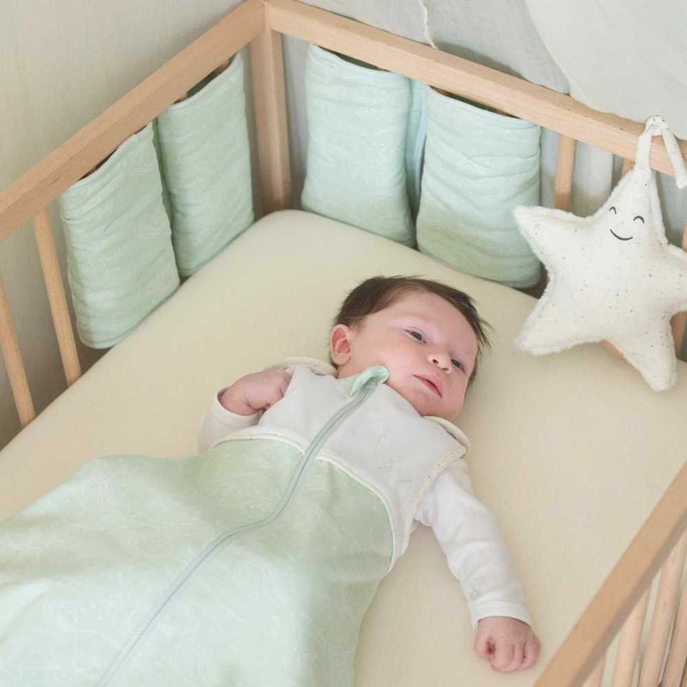 saco de dormir recém-nascido au large de nova vestido pelo Antonin na sua cama.