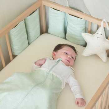 saco de dormir recém-nascido au large de nova vestido pelo Antonin na sua cama.